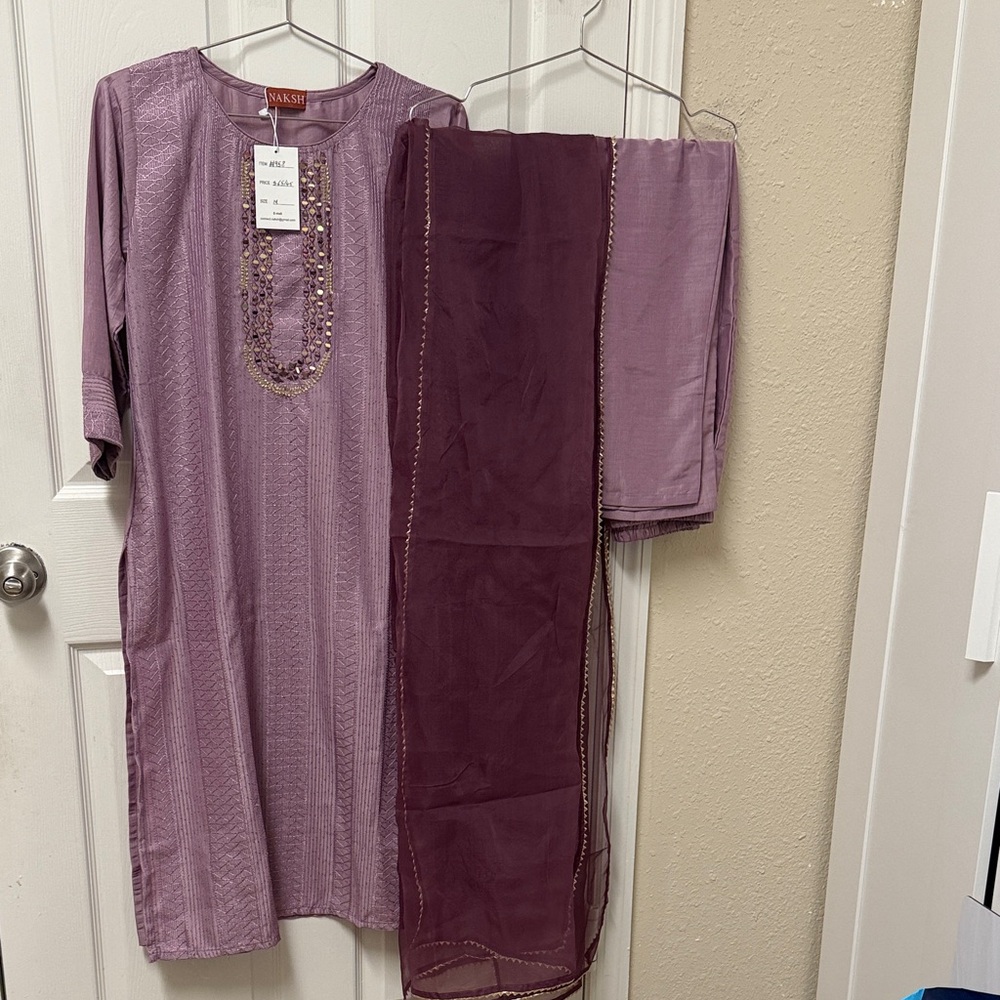 NWT Pakistani Indian Elegant Purple lavender Embroidered Kurta Set